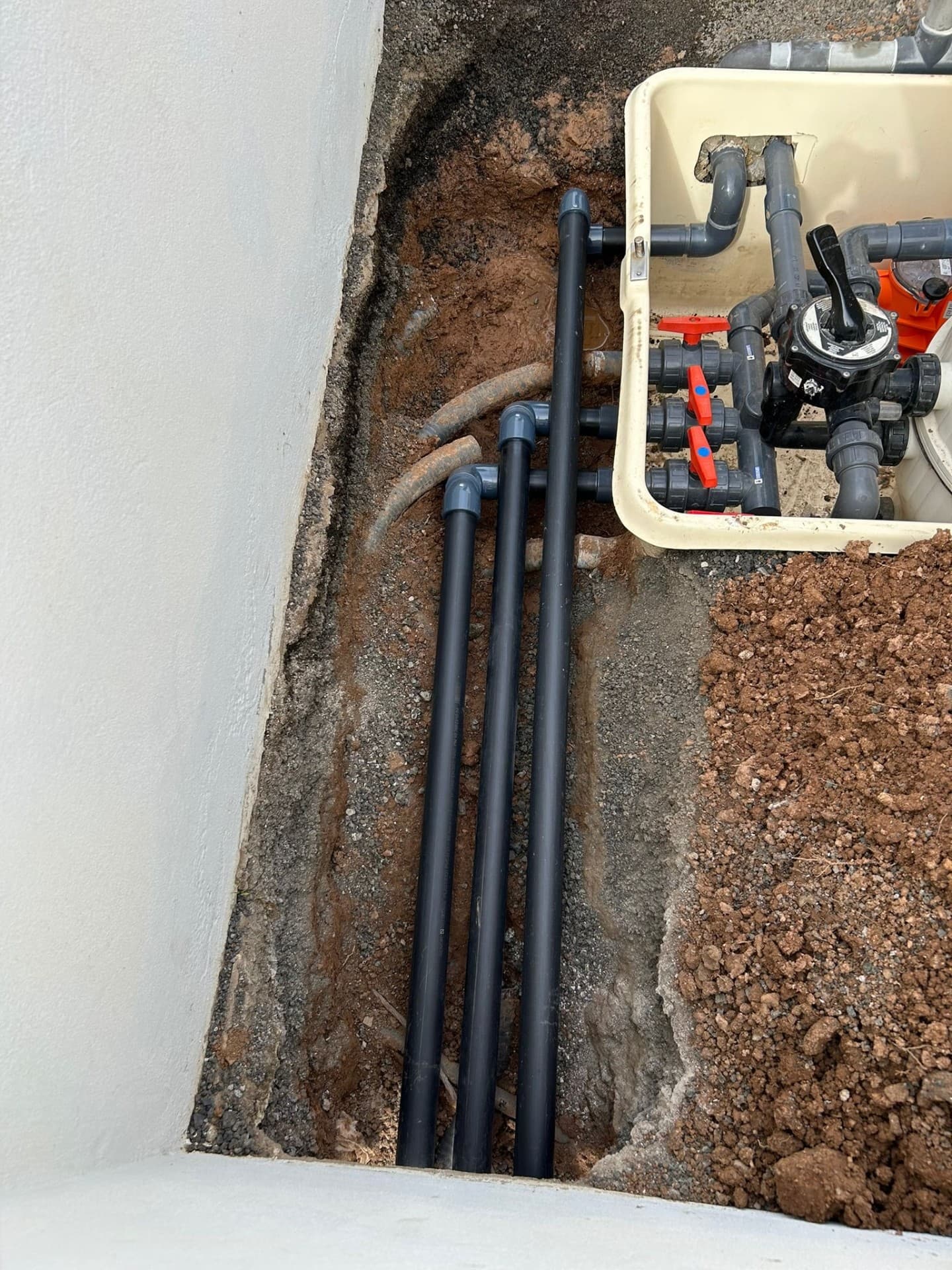 Instalación de tuberías subterráneas de piscina