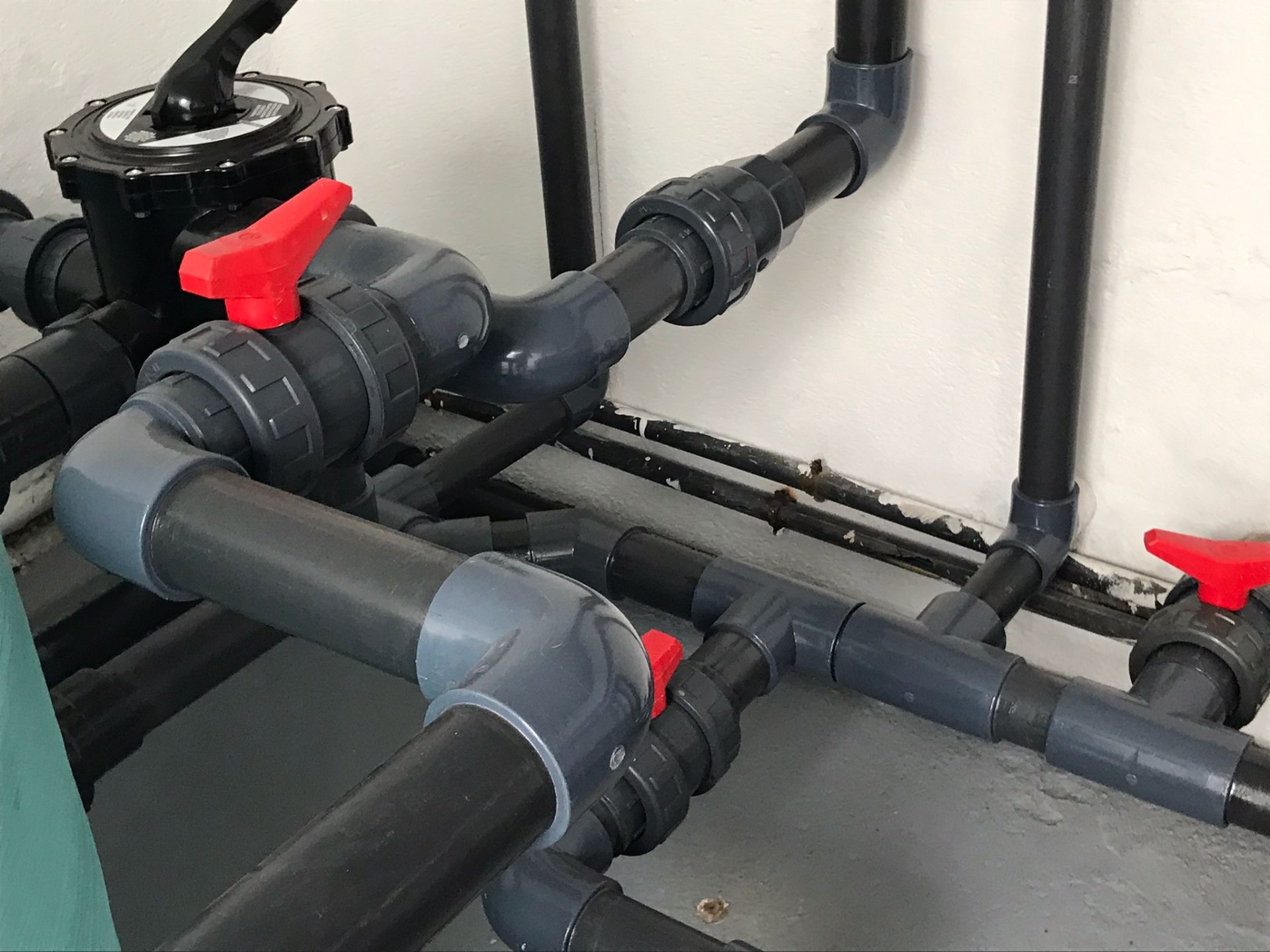 Pool plumbing valve manifold